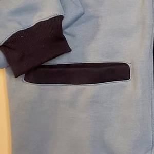 Pull en acrylique tricoté à la machine pour femme, couleur unie, avec patchs brodés, manches longues, boutons, personnalisable, respirant, idéal pour les sororités. - Product Image 3