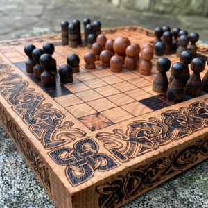 Juego de Mesa Tafl de Madera Hecho a Mano con Intrincados Grabados Celticos en el Borde y Piezas de Madera, Estrategia Vikinga Tradicional para Divertirse - Product Image 4