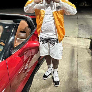 Conjunto Deportivo Naranja y Blanco para Hombre MoneyMafia, Ropa Deportiva Transpirable de Poliéster, Chaqueta y Pantalones Cortos, Atuendo de Verano - Product Image 6