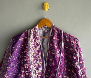 Chaqueta acolchada morada con estampado de patchwork para mujer, cárdigan bohemio con estampado a bloques, abrigo reversible de algodón para las vacaciones de otoño, regalo para ella. - Product Image 4