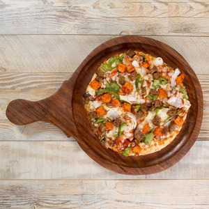 Tablero de madera para pizza con asa Tablero redondo de madera para servir Hoteles y restaurantes Tablero de charcutería Ideal para frutas y queso - Product Image 4