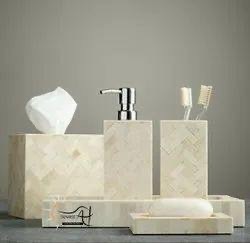 Ensemble d'accessoires de salle de bain rectangulaires modernes portables trois pièces ILAHI, motif quadrifoliaux noir et blanc, avec boîte à mouchoirs en os de corne et distributeur de savon - Product Image 2