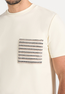 T-shirt à manches courtes pour homme en coton tricoté, couleur crème, avec poche brodée à la main à motif géométrique, coupe classique, col rond, style décontracté - Product Image 4