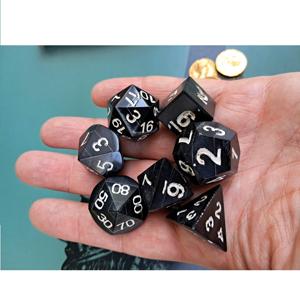 Dés en corne de buffle et os polis faits à la main de haute qualité, à 4 faces, forme naturelle, taille personnalisable, motif Royal Love - Product Image 4