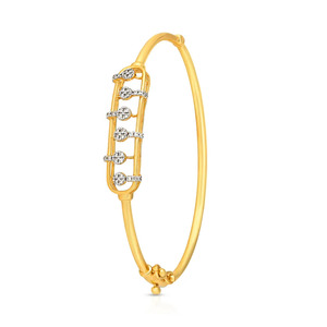 Brazalete de Diamantes en Forma de Círculo Lineal con Marco Delgado de Oro Amarillo y Diseño Moderno con Acento Vertical - Product Image 1