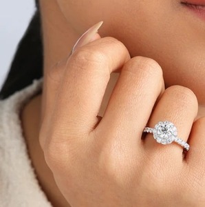 Bague de fiançailles en or rose 14 carats avec diamant de laboratoire taille ronde et halo floral, 1,48 carat, pavée, pour mariée - Product Image 4