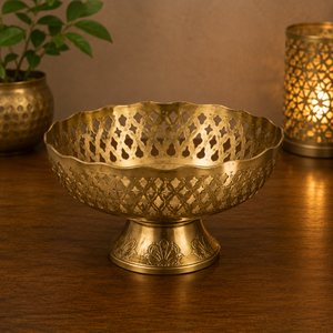 Bol sur piétement en métal perforé élégant pour la décoration de table, la présentation de fruits et la mise en valeur des centres de table d'hôtel - Product Image 1