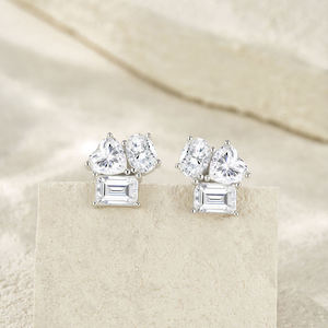 Boucles d'oreilles clous de luxe à trois pierres en diamant de laboratoire taille princesse, certifiées IGI VVS1, en argent sterling, tendance et étincelantes - Product Image 1