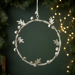 Guirnalda de Campanas Metálicas Plateadas con Hojas de Roble Delicadas y Alambre, Decoración Festiva Minimalista para Navidad, Puerta o Pared - Product Image 4