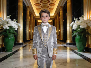 Traje de Esmoquin de Terciopelo Marrón para Niños con Bordado Dorado – Traje Formal para Bodas y Fiestas para Niños al por Mayor - Product Image 3