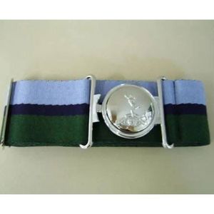 Ce ceinture de cérémonie présente une sangle tressée argentée accentuée par deux rayures vertes distinctes. Ceinture Stable. - Product Image 2