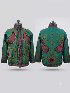 เสื้อแจ็คเก็ตกำมะหยี่สีเขียวมรกตปักลายดอกไม้สไตล์วินเทจเป็นมิตรกับสิ่งแวดล้อมสำหรับผู้หญิง คอตั้ง แต่งลายปักแบบเปิด แนวลำลองสไตล์โบฮีเมียน - Product Image 4