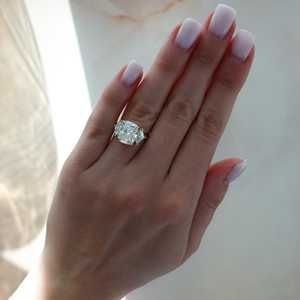Bague de fiançailles à trois pierres en or massif 14K 18K, taille triligne et coussin, pierres de laboratoire serties à griffes, trilogie, pour anniversaire et mariage, bijoux fins - Product Image 4