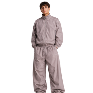 Ensemble de survêtement deux pièces unisexe en nylon personnalisé, coupe-vent léger à fermeture éclair intégrale et pantalon large, avec logo brodé OEM, vêtements de sport - Product Image 1