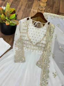 Ensemble Anarkali Lehenga brodé blanc en satin crêpe, coupe trapèze, longueur ras du sol, tenue de mariage indienne vintage - Product Image 2