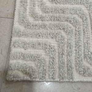 Tapis en laine noué à la main de couleur ivoire géométrique - Product Image 1