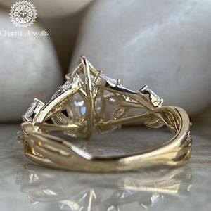 Bague de fiançailles classique vintage pour femme en argent plaqué or avec moissanite taille coussin, sertie à griffes, certifiée IGI - Charm Jewells - Product Image 4