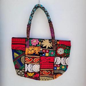 Bolsos de mano personalizados con bordado a la moda para mujeres, diseños para bodas indias y fiestas culturales. - Product Image 5