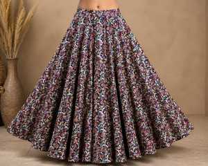 Lehenga tendance avec des détails artistiques, un drapage gracieux et un charme traditionnel élégant pour les fêtes indiennes - Product Image 5