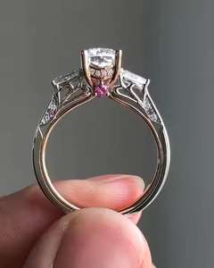 Autre bague de fiançailles hip-hop 3CT en moissanite de laboratoire à trois pierres, élégante, avec halo caché, cadeau de bijoux pour anniversaire de mariage, rhodiée - Product Image 1