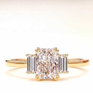 Anillo de Compromiso de Platino de Tres Piedras con Corte Radiante Cultivado en Laboratorio de Primera Calidad, Anillo de Boda con Tríptico de Diamantes Baguette, Joyería Nupcial - Product Image 4