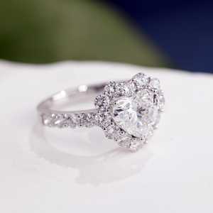 Anillo de Moissanita de 6MM con Corte Corazón y Halo Floral, Plata 925 Original con Baño de Oro, Estilo Floral, Joyería Romántica para Regalo - Product Image 6