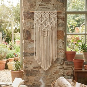 Décoration murale en macramé faite à la main 40x80cm, style bohème, forme triangulaire, coton, motif géométrique abstrait - Product Image 3