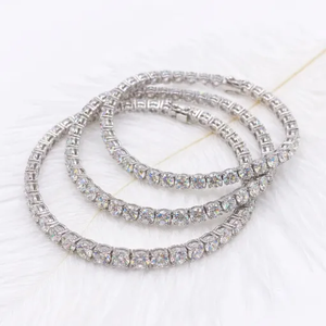 Bracelets tennis populaires en moissanite en argent sterling 925 pour femmes avec pierres rondes serties à griffes et fermoirs sécurisés - Product Image 1