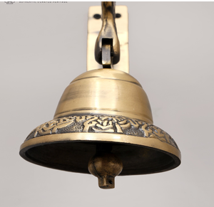 Cloche décorative en laiton avec base à motifs complexes, suspendue sur un support incurvé orné, cloche murale en laiton, au prix de gros. - Product Image 2