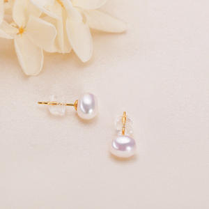 Boucles d'oreilles en perles d'eau douce naturelles de 9-10 mm de Zhuji Wholesale, rondes avec style cœur, en or 18 carats, légèrement imparfaites - Product Image 1