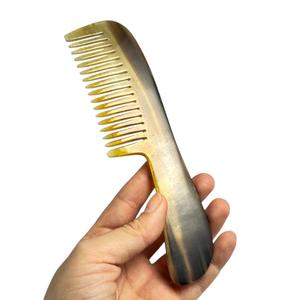 Peine de bolsillo de cuerno de búfalo pulido de primera calidad, herramienta de aseo natural hecha a mano con dientes finos y anchos para peinar la barba y el cabello, ideal para viajes. - Product Image 3