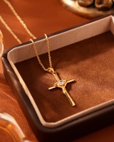 Pendentif unisexe en argent sterling plaqué or avec moissanite taille brillant, motif croix et cœur, pour usage quotidien