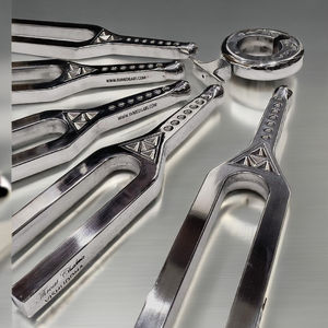 Fourches de sonothérapie (CHAKRA) pour la guérison sonore, grandes fourches géantes 256 - 528 Hz - Product Image 3