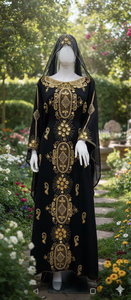 ชุดกะฟตันอาบายะสีดำหรูหรา ผ้าจอร์เจียร์ ปักลายทองอย่างประณีต ประดับด้วยลูกปัดและเลื่อมด้วยมือ พร้อมผ้าคลุมศีรษะเข้าชุด ความยาวคลุมถึงพื้น เหมาะสำหรับงานปาร์ตี้ - Product Image 2