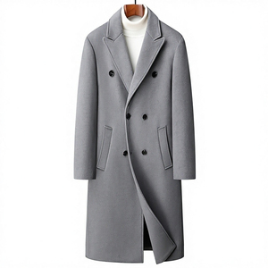 Abrigo de hombre beige de doble botonadura, largo hasta la rodilla, con hombreras y fajas. - Product Image 3