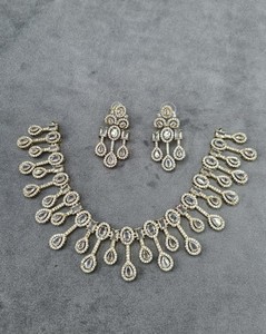 Parure de bijoux de fête haut de gamme avec collier et boucles d'oreilles incrustés de pierres à motif goutte d'eau, fournisseur de bijoux de mode pour la vente en gros - Product Image 3