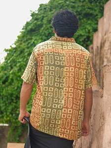 Chemise décontractée pour homme en coton artisanal imprimé Ajrakh, motif géométrique, manches courtes, imprimé traditionnel au bloc, idéale pour l'été - Product Image 2