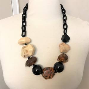 Collier tendance pour femme, effet marbre unique, bijou élégant, accessoire de mode haut de gamme en résine artistique - Product Image 3