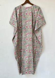 Robe longue kaftan en coton à motifs floraux indiens, parfaite comme tenue de plage ou tenue de nuit confortable pour les mamans - Product Image 2