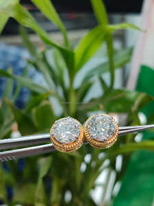 Pendientes de diamantes de talla brillante redonda en oro amarillo, un diseño con brillo radiante y elegancia atemporal para el lujo diario. - Product Image 3