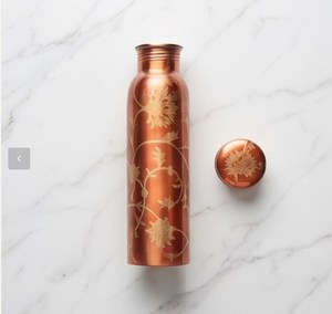 Botella de agua de cobre grabada con láser con patrón floral, tapa de rosca y encanto artesanal indio atemporal - Product Image 1