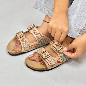 Sandales en cuir véritable faites à la main avec boucle à embossage floral, style vintage, unisexe, marron - Product Image 3
