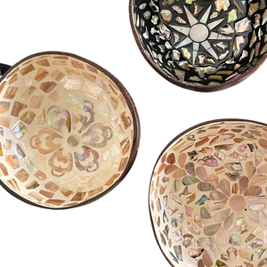 Tazón de Coco Premium de Vietnam - Hecho a Mano con Incrustaciones Florales de Madreperla - Product Image 2