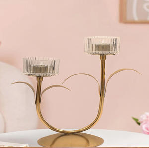 Candelabro ornamental con adornos dorados, con tres bases negras mate y cristal ámbar, disponible a precios de mayorista. - Product Image 3