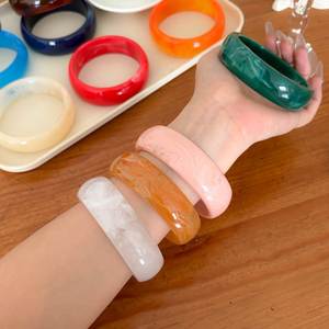 กำไลเรซิ่นทำมือ ประดับด้วยกลิตเตอร์และเกล็ดทอง ดีไซน์หรูหราสำหรับผู้หญิง - Product Image 5
