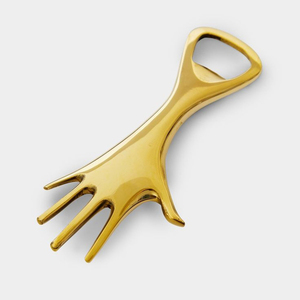 Abridor de botellas único en forma de mano dorada, fundido en metal de calidad, perfecto para bares modernos, fiestas en la playa y regalos creativos para bodas. - Product Image 1