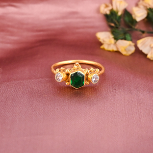 Elegante Anillo de Latón Chapado en Oro con Esmeralda Hidro y Circonita Cúbica, Joyería de Diseño para Mujer - Product Image 1