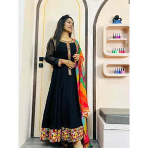 Robe Anarkali de créateur avec des ensembles élégants et modestes de Dupatta pour femmes élégantes - Product Image 4