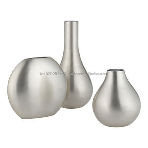 Vase en métal idéal pour les personnes souhaitant des solutions florales décoratives qui rehaussent l'ameublement avec une beauté durable - Product Image 1