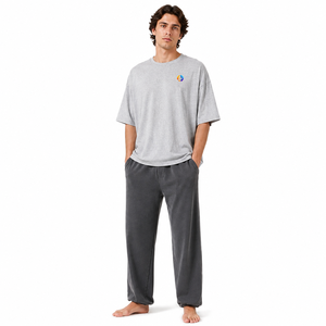 Camiseta extragrande para hombre, hecha con material suave y transpirable, de corte relajado que proporciona comodidad duradera para uso casual y gimnasio. - Product Image 4